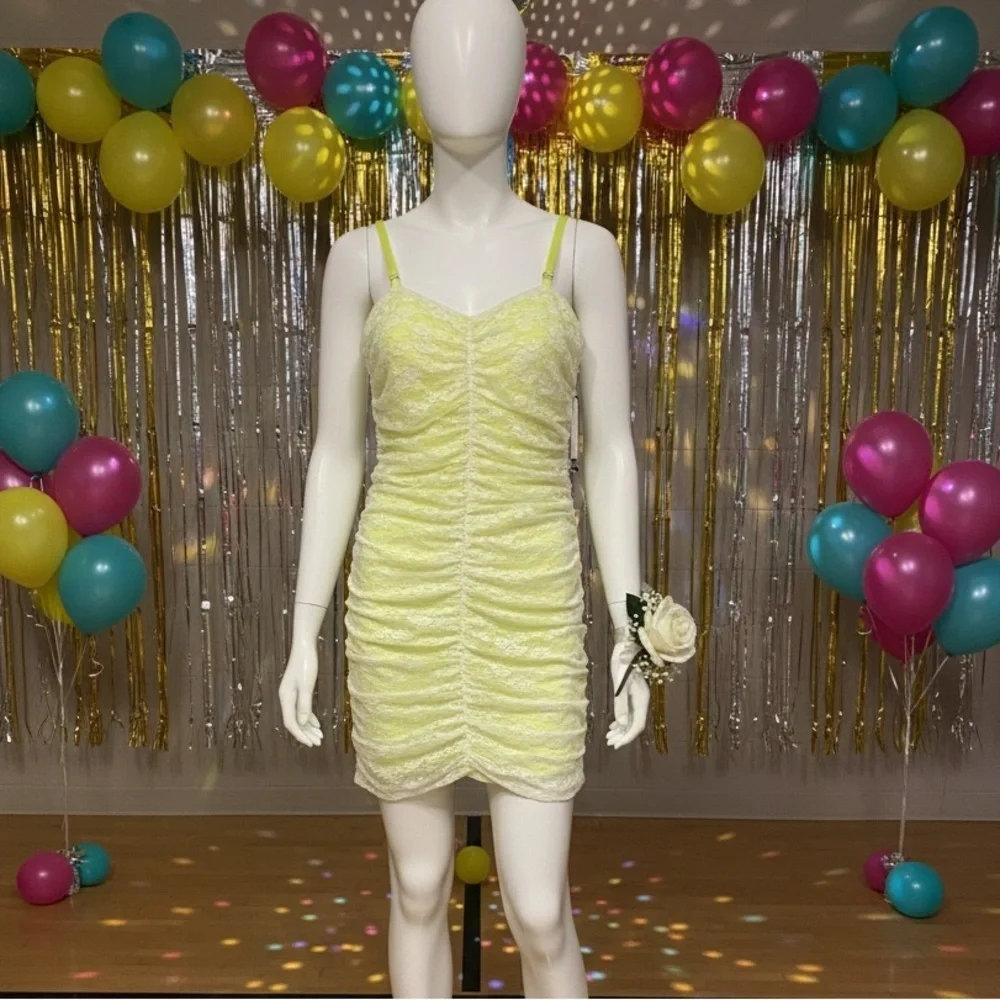 KatieJ NYC Lace Ruched Yellow bodycon mini dress. - NWT size large